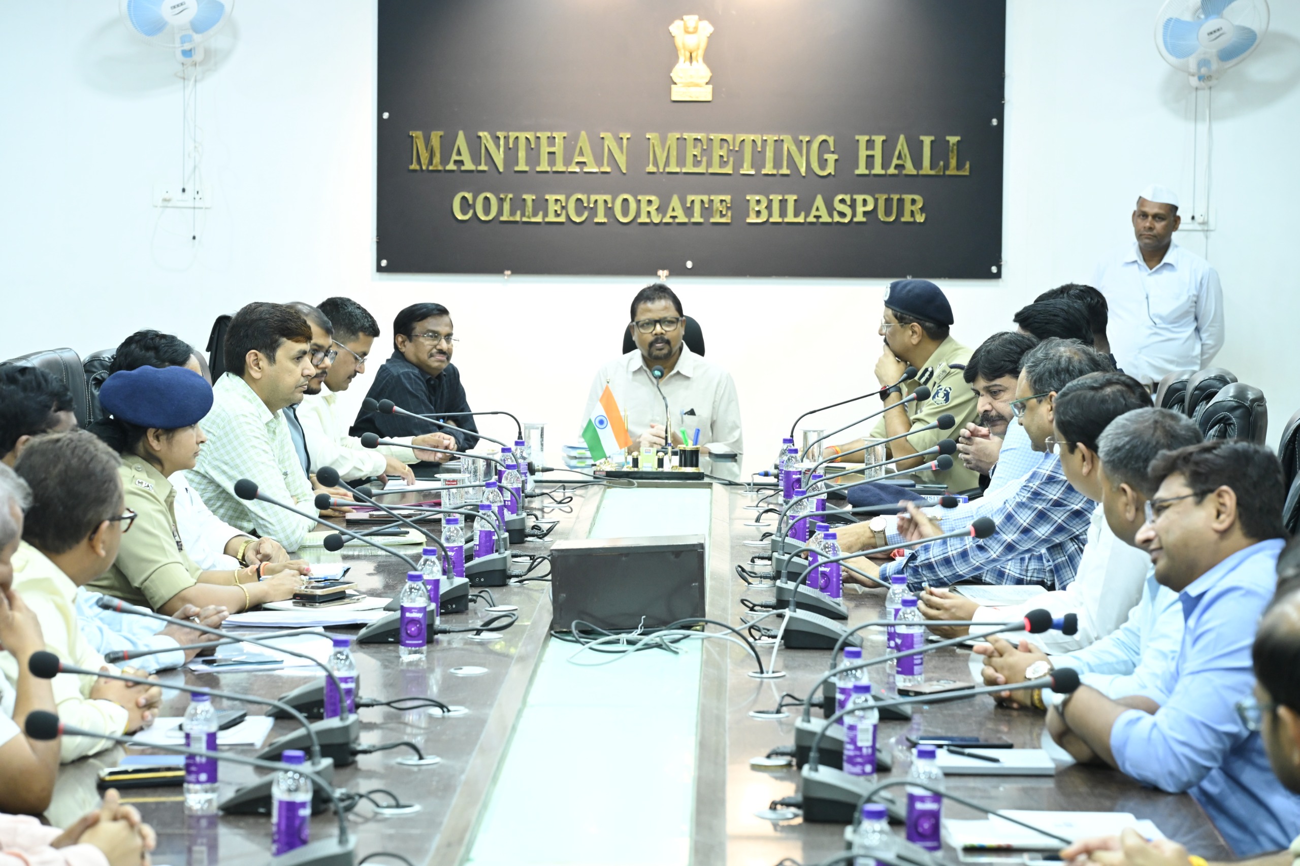 अतिरिक्त मुख्य सचिव श्री मनोज पिंगुआ ने ली अफसरों की बैठक