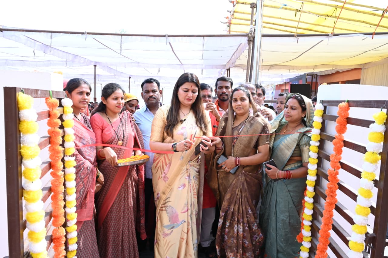 मोहतराखुर्द में महतारी सदन के वर्चुअल उद्घाटन में शामिल हुईं विधायक भावना बोहरा, बाजार चारभाठा एवं ढोरली में किया 46 लाख से अधिक के विकास कार्यों का किया भूमिपूजन