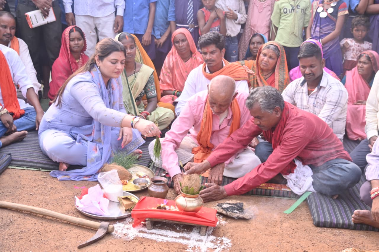 जनता की सुविधाओं हेतु पंडरिया विधायक भावना बोहरा ने किया 49 लाख रुपए से अधिक के विकास एवं अधोसंरचना निर्माण कार्यों का भूमिपूजन